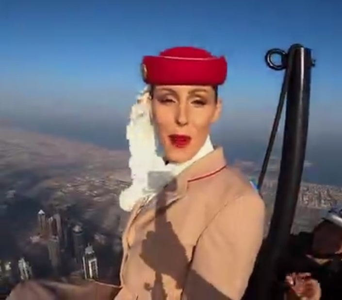 Demi iklan, wanita ini berdiri di puncak Burj Khalifa tinggi 828 meter