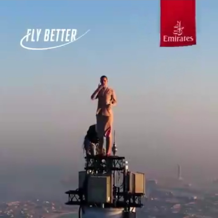 Demi iklan, wanita ini berdiri di puncak Burj Khalifa tinggi 828 meter