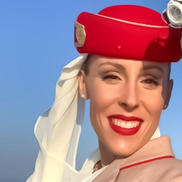 Demi iklan, wanita ini berdiri di puncak Burj Khalifa tinggi 828 meter