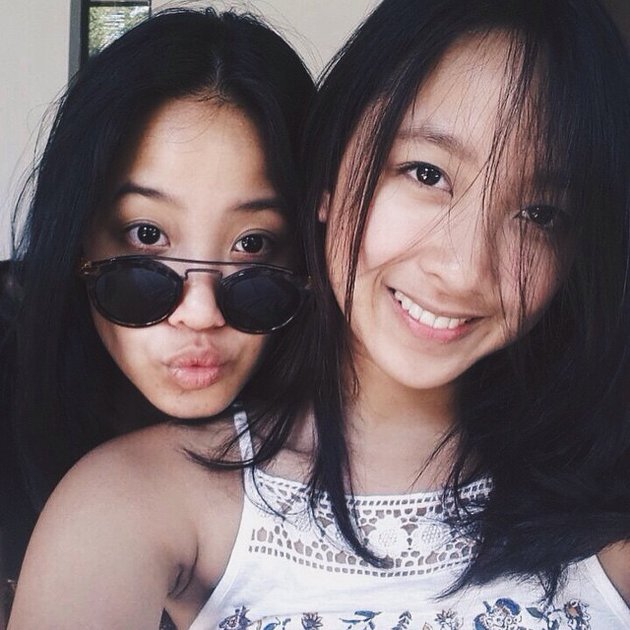 11 Potret kebersamaan Dita Karang dan sang kakak yang jarang terekspos