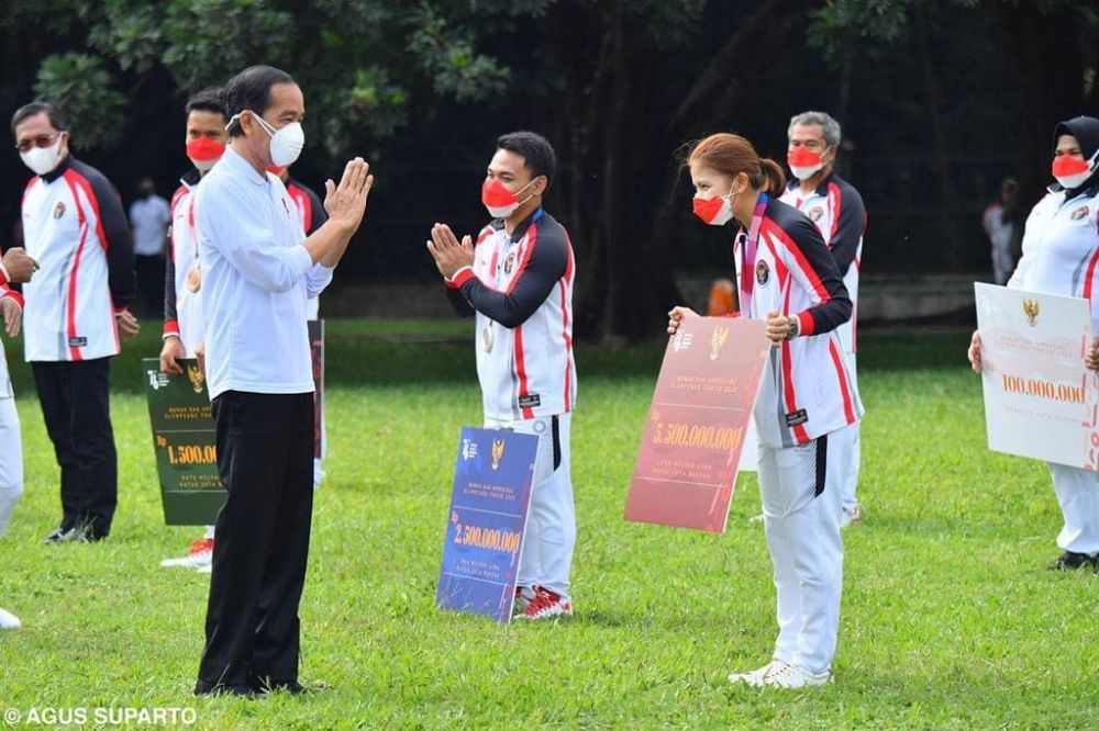 Presiden Joko Widodo beli sepatu karya Greysia Polii, gayanya kece