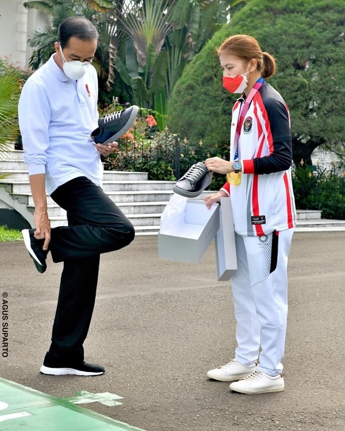 Presiden Joko Widodo beli sepatu karya Greysia Polii, gayanya kece