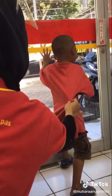 Viral aksi kasir cantik bersihkan wajah dua bocah, reaksinya gemesin