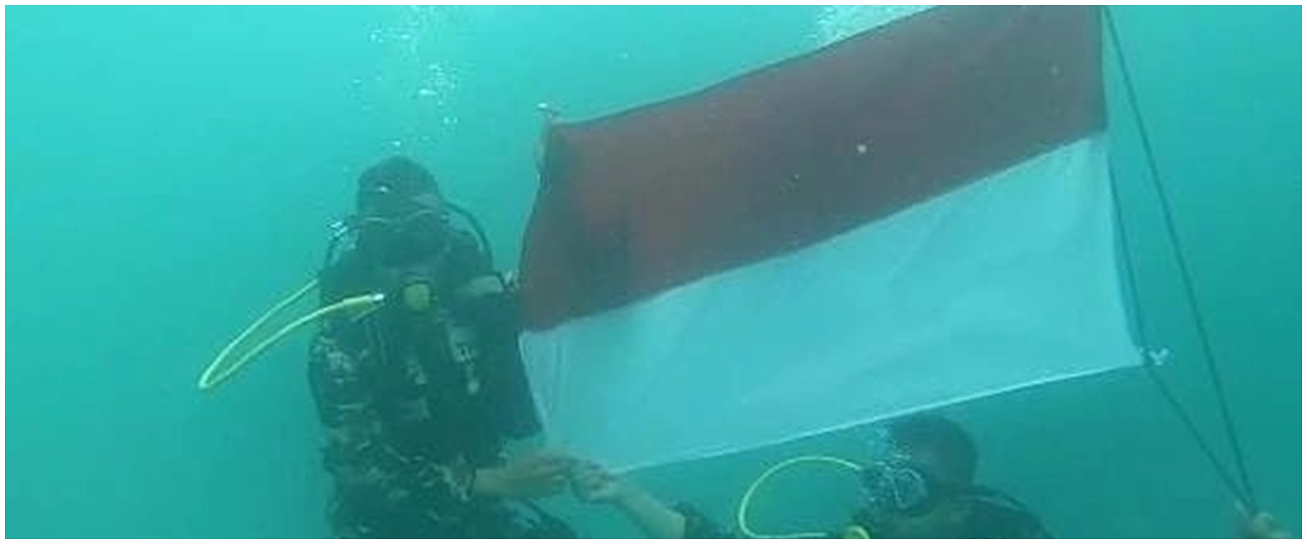 Momen prajurit TNI AL kibarkan bendera merah putih di bawah laut
