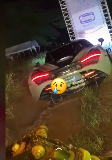 Momen apes mobil McLaren terjebak di area berlumpur, bikin ngelus dada