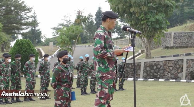 Momen Mayjen TNI Victor Simatupang basuh kaki anak buah © YouTube