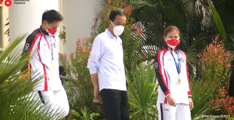 5 Momen Jokowi bulutangkis lawan Anthony Ginting di Istana Bogor
