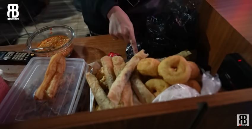 7 Momen Lesty-Billar kulineran di pinggir jalan, romantis