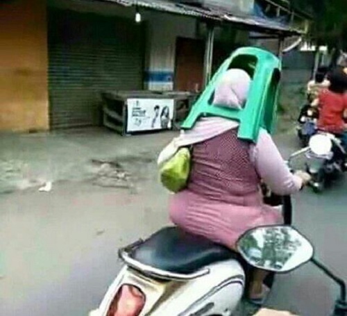 11 Potret lucu benda pengganti helm ala emak-emak, bikin gagal paham