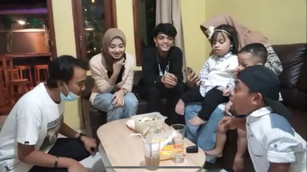 9 Momen akrab Ucok Baba bareng calon mantu, ajak makan di warteg