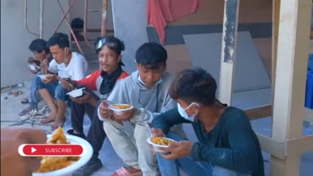 9 Momen Titi Kamal masak besar untuk tukang, bikin seblak 8 kilogram