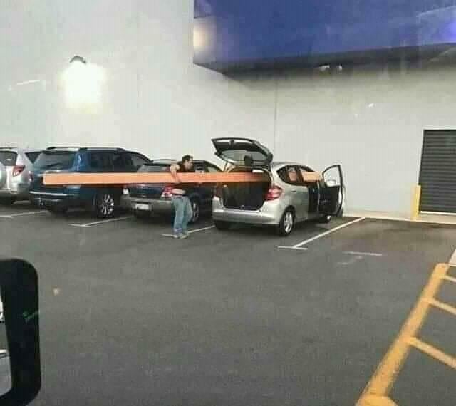 15 Tingkah lucu bawa barang besar pakai mobil ini maksa banget