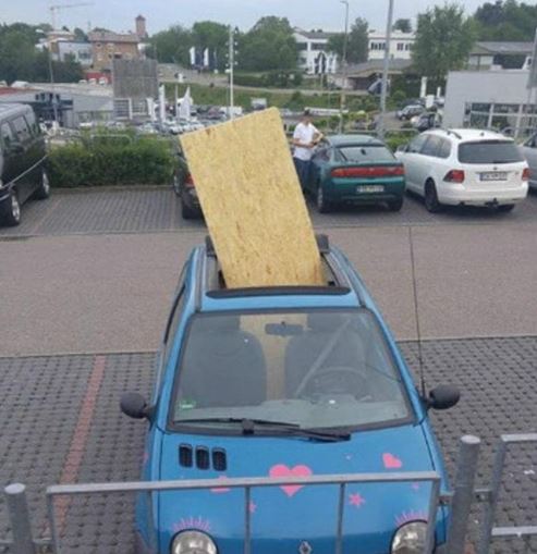 15 Tingkah lucu bawa barang besar pakai mobil ini maksa banget