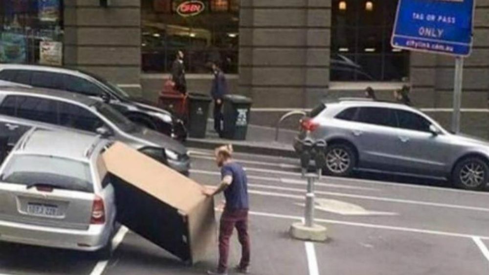 15 Tingkah lucu bawa barang besar pakai mobil ini maksa banget