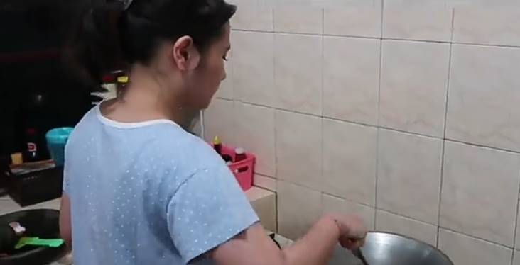 Momen 7 seleb masak untuk karyawan, ada yang habis Rp 1 juta