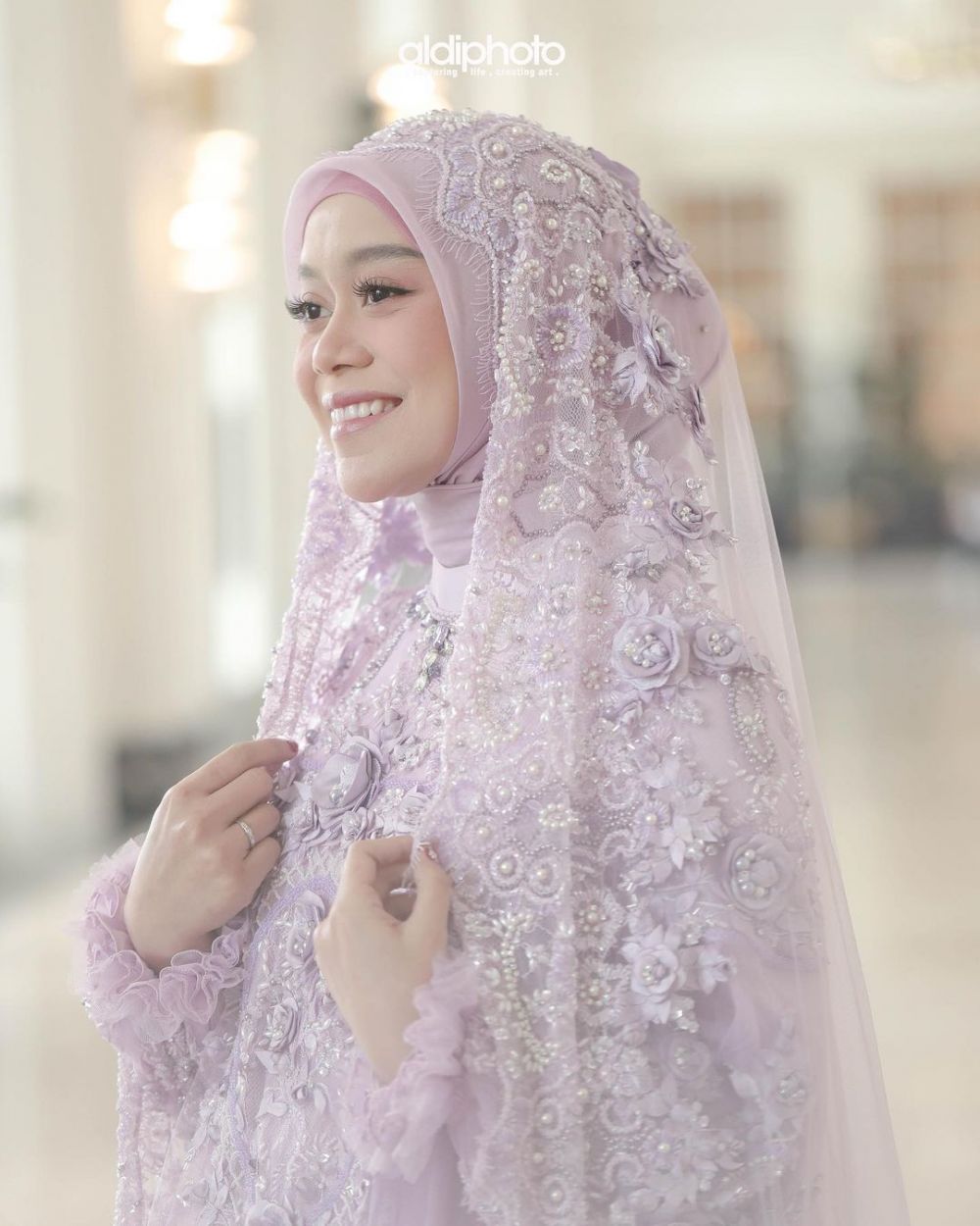 9 Potret detail penampilan Lesty Kejora saat pengajian, memesona