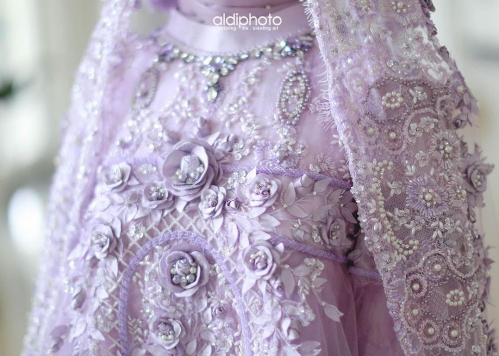 9 Potret detail penampilan Lesty Kejora saat pengajian, memesona