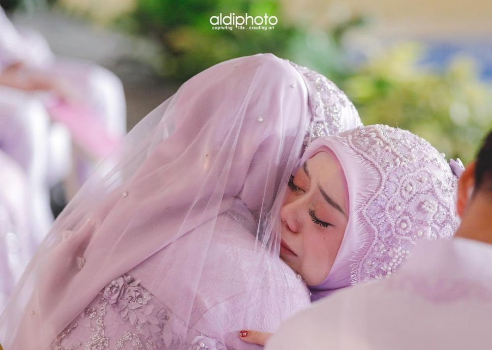 9 Potret detail penampilan Lesty Kejora saat pengajian, memesona