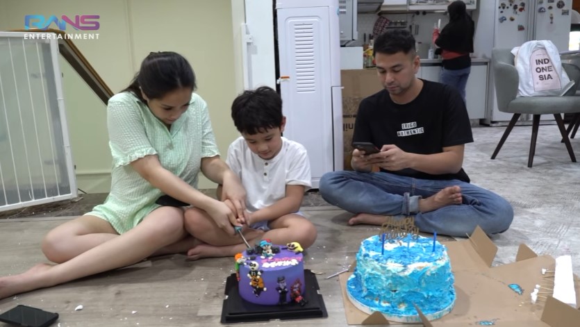 11 Momen kejutan ulang tahun Rafathar, isi kuenya jadi sorotan