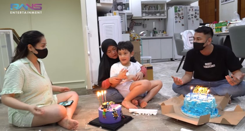 11 Momen kejutan ulang tahun Rafathar, isi kuenya jadi sorotan