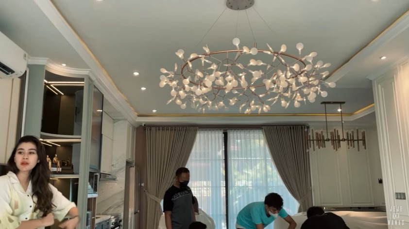 11 Potret isi rumah baru Syahnaz Sadiqah, mewah berhias marmer