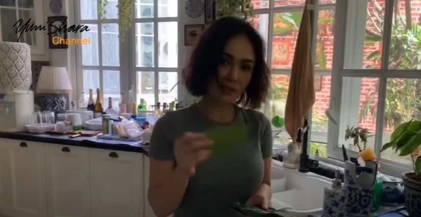 7 Tips sehat dan awet muda ala Yuni Shara, pakai bahan alami