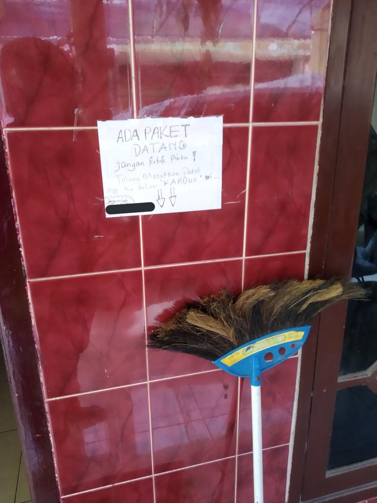 11 Pemberitahuan buat kurir dan driver ojek ini kocak abis