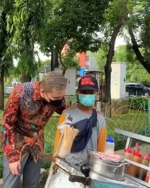 Aksi dokter borong jajanan pinggir jalan, makanannya dibagi-bagikan