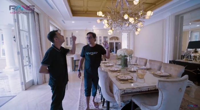 Potret ruang makan 9 presenter, milik Andre Taulany elegan