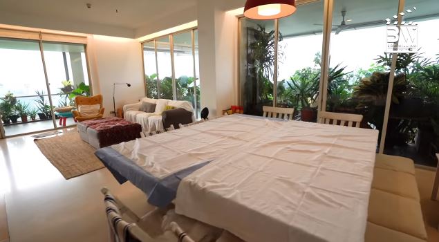 Potret ruang makan 9 presenter, milik Andre Taulany elegan