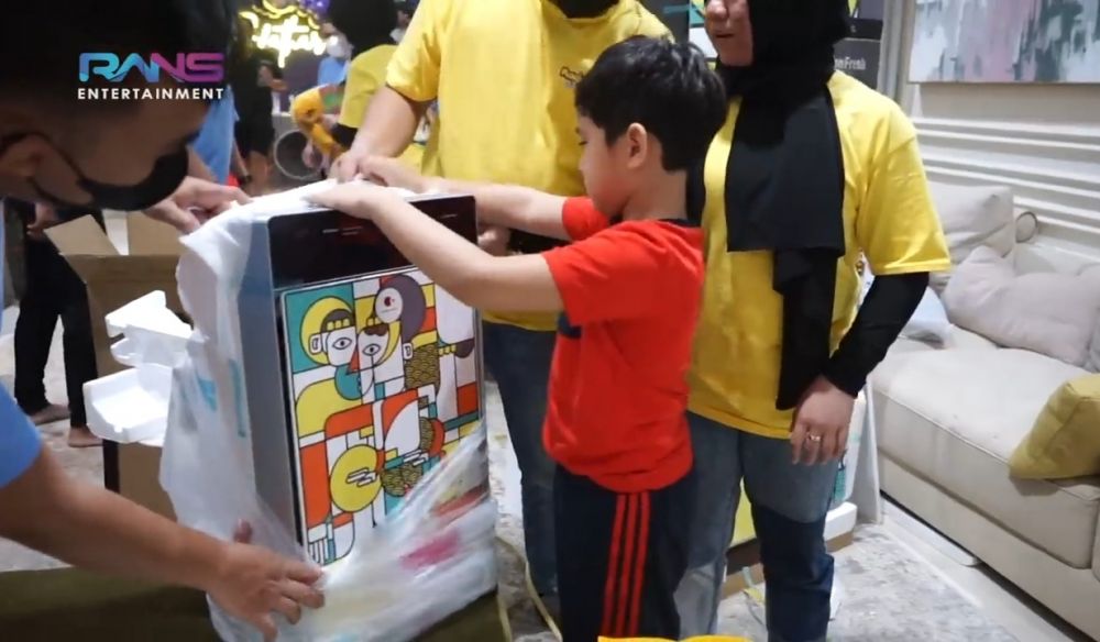 7 Kado ulang tahun ke-6 Rafathar, ada uang satu gepok 100 dollar AS