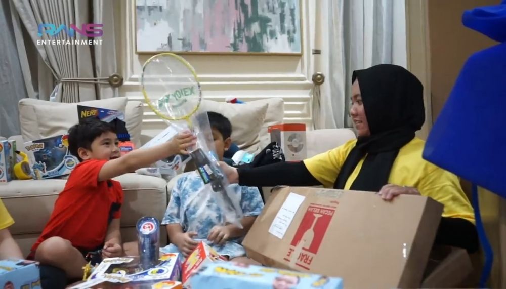 7 Kado ulang tahun ke-6 Rafathar, ada uang satu gepok 100 dollar AS