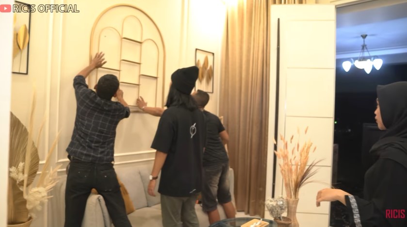 Didekorasi ulang, ini 11 potret rumah Ria Ricis yang bernuansa gold