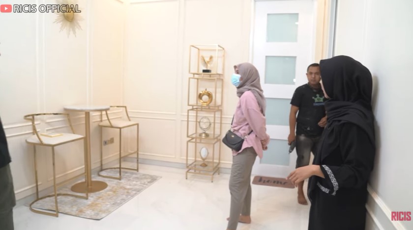 Didekorasi ulang, ini 11 potret rumah Ria Ricis yang bernuansa gold