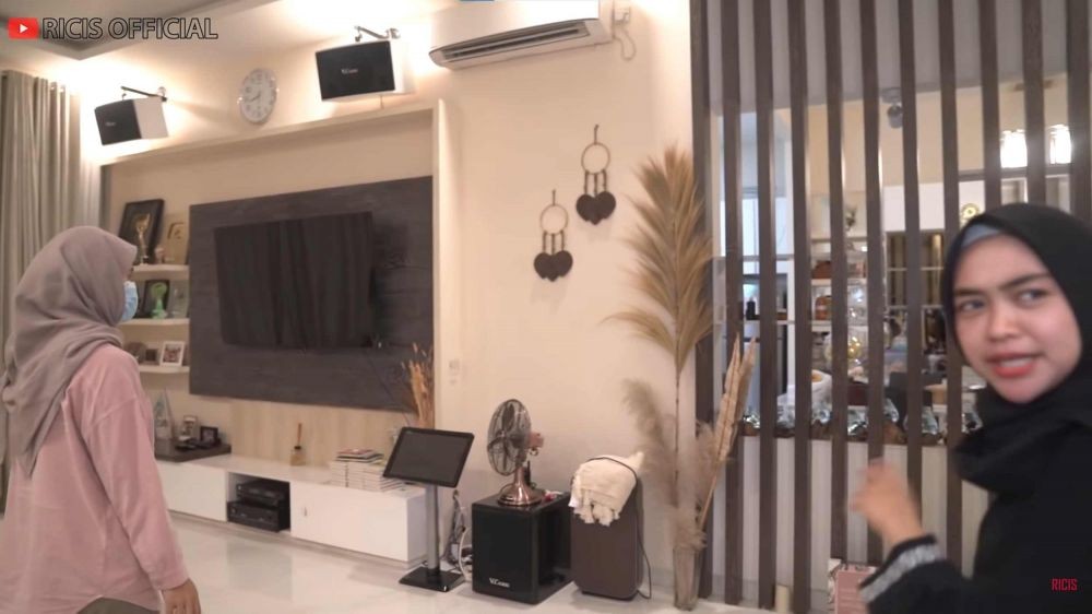 Didekorasi ulang, ini 11 potret rumah Ria Ricis yang bernuansa gold