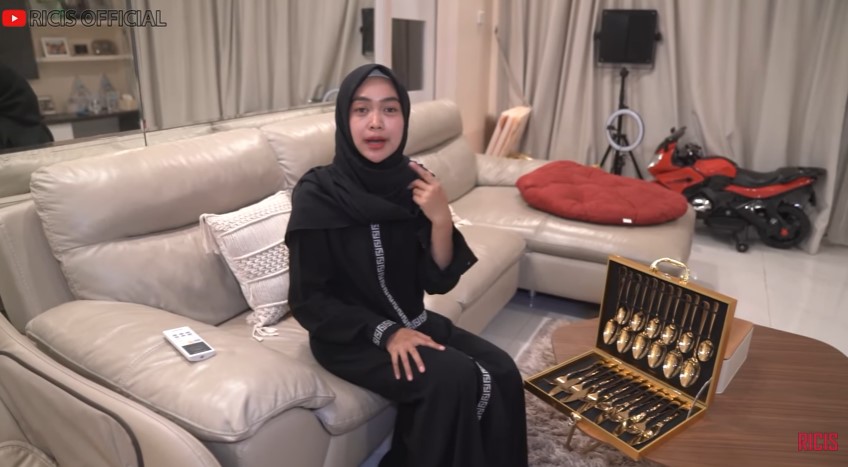 Didekorasi ulang, ini 11 potret rumah Ria Ricis yang bernuansa gold