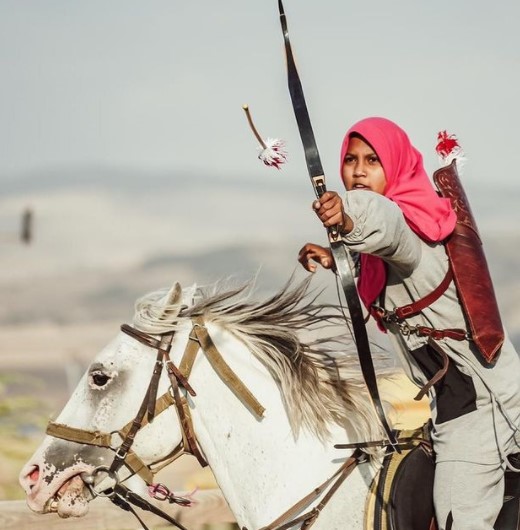 9 Potret Arum Nazlus, atlet Indonesia juara panahan berkuda di Turki