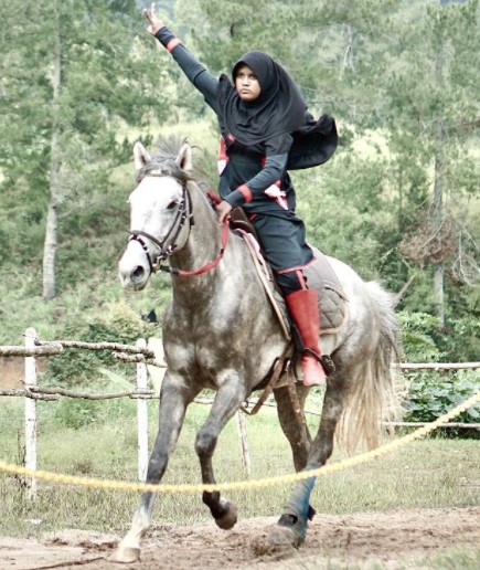 9 Potret Arum Nazlus, atlet Indonesia juara panahan berkuda di Turki