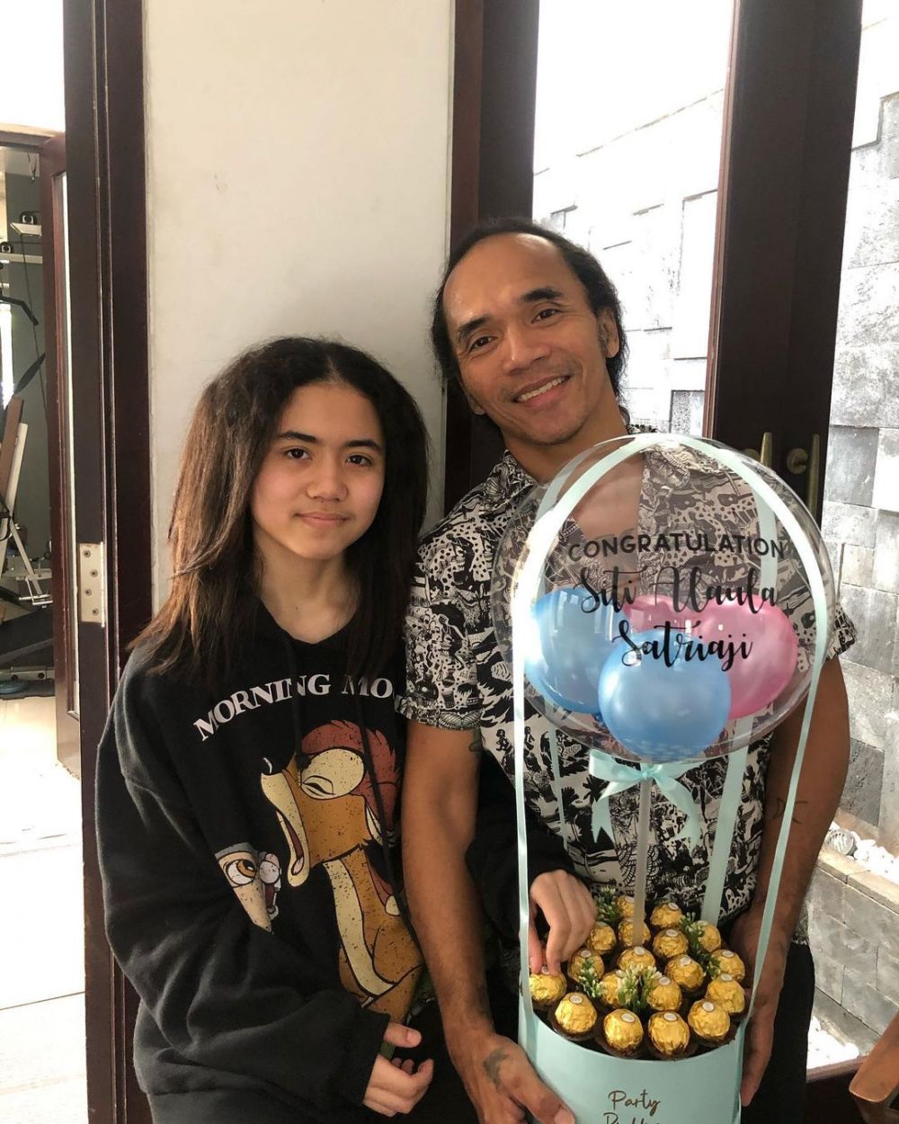 13 Potret vokalis band Tanah Air bareng putrinya, curi perhatian