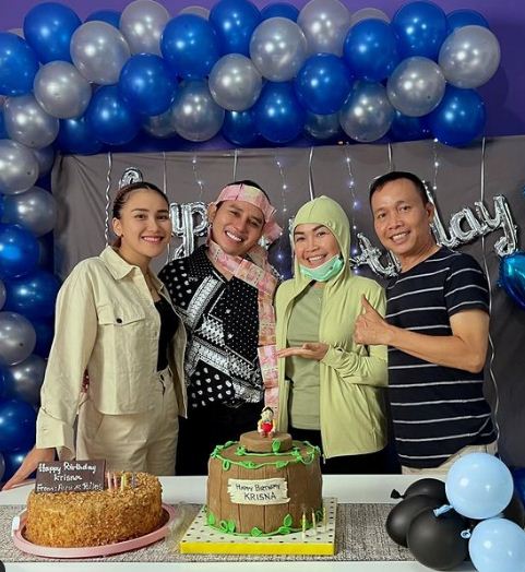 Momen 7 selebriti rayakan ulang tahun asistennya, bak keluarga sendiri