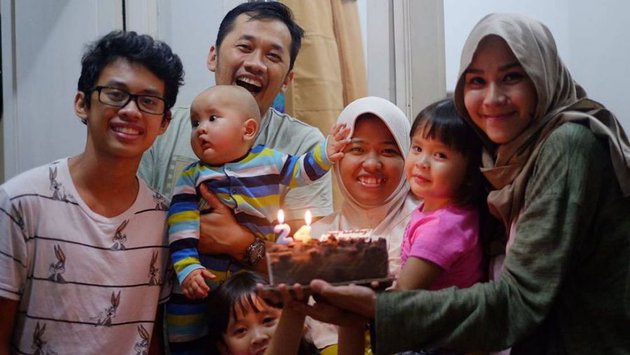 Momen 7 selebriti rayakan ulang tahun asistennya, bak keluarga sendiri