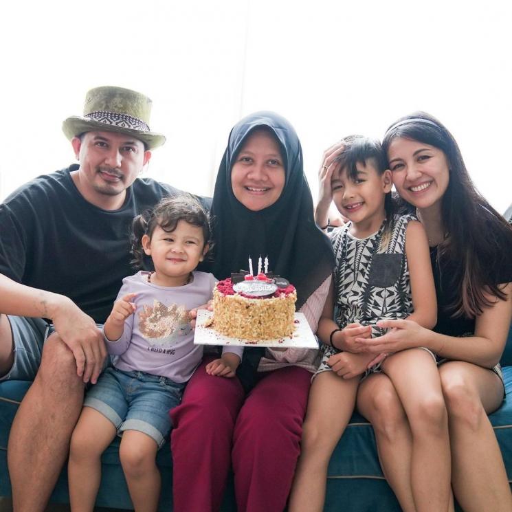 Momen 7 selebriti rayakan ulang tahun asistennya, bak keluarga sendiri