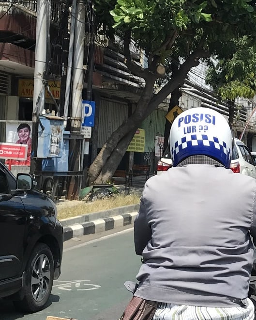 11 Momen lucu bapak-bapak dipotret dari belakang ini absurd abis