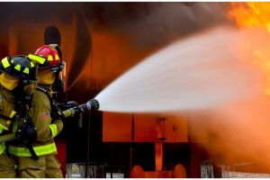 Aksi pria bantu padamkan kebakaran ini berujung tragis