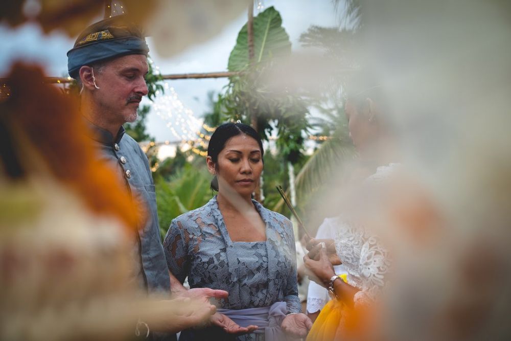 9 Momen ultah pernikahan Anggun C Sasmi ke-3, jalani melukat di Bali