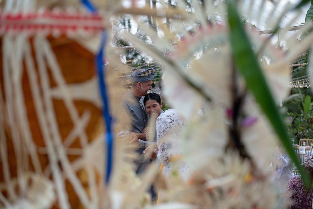 9 Momen ultah pernikahan Anggun C Sasmi ke-3, jalani melukat di Bali