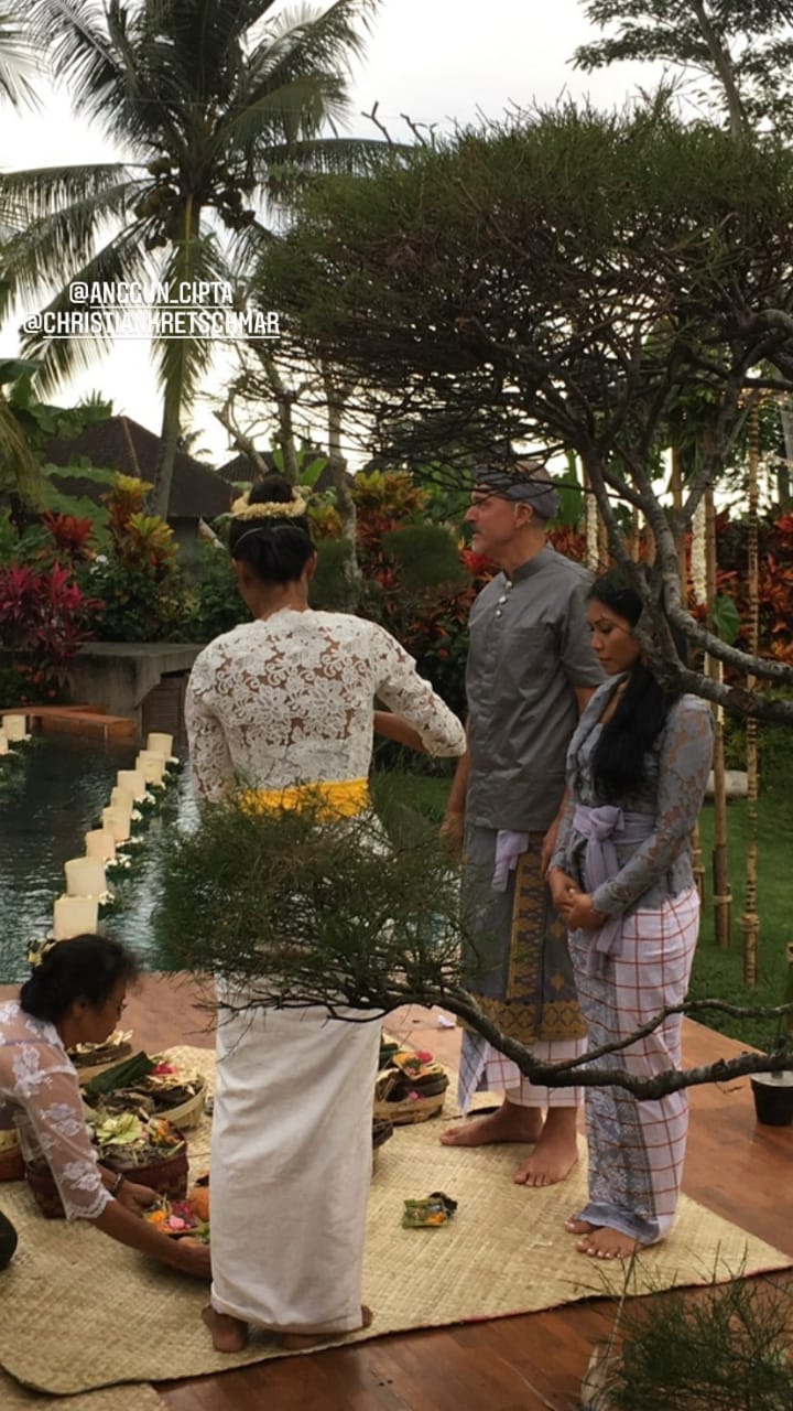 9 Momen ultah pernikahan Anggun C Sasmi ke-3, jalani melukat di Bali