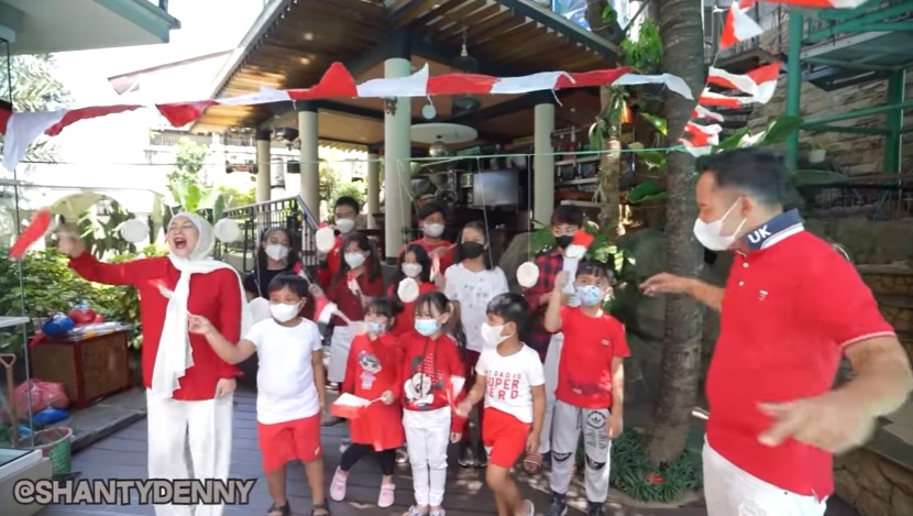 9 Momen keluarga Denny Cagur rayakan 17-an, bikin lomba berhadiah uang