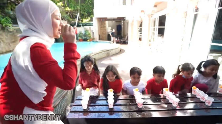 9 Momen keluarga Denny Cagur rayakan 17-an, bikin lomba berhadiah uang