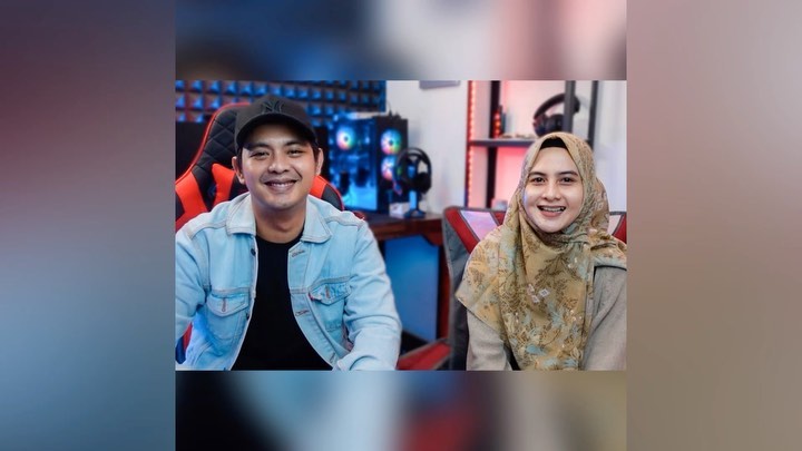 9 Potret kebersamaan Adhi Sastro dan kekasih, punya paras mirip